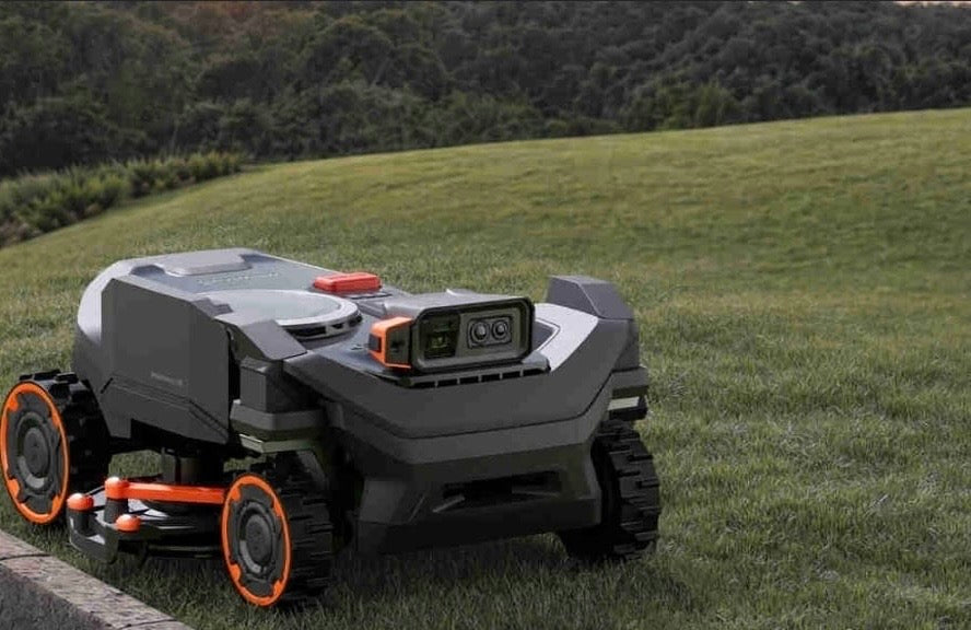 Segway Navimow H5 Pro Mähroboter mit ausfahrbarem EdgeMaestro Mäharm auf einer Rasenfläche