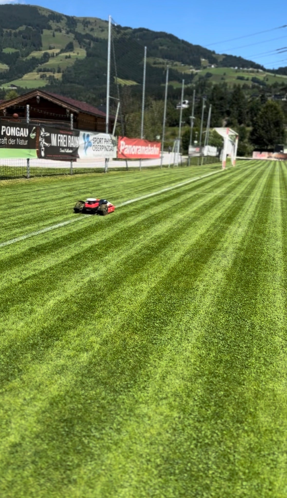 Kress KR236E RTK Mähroboter auf dem Fußballplatz des USV Hollersbach