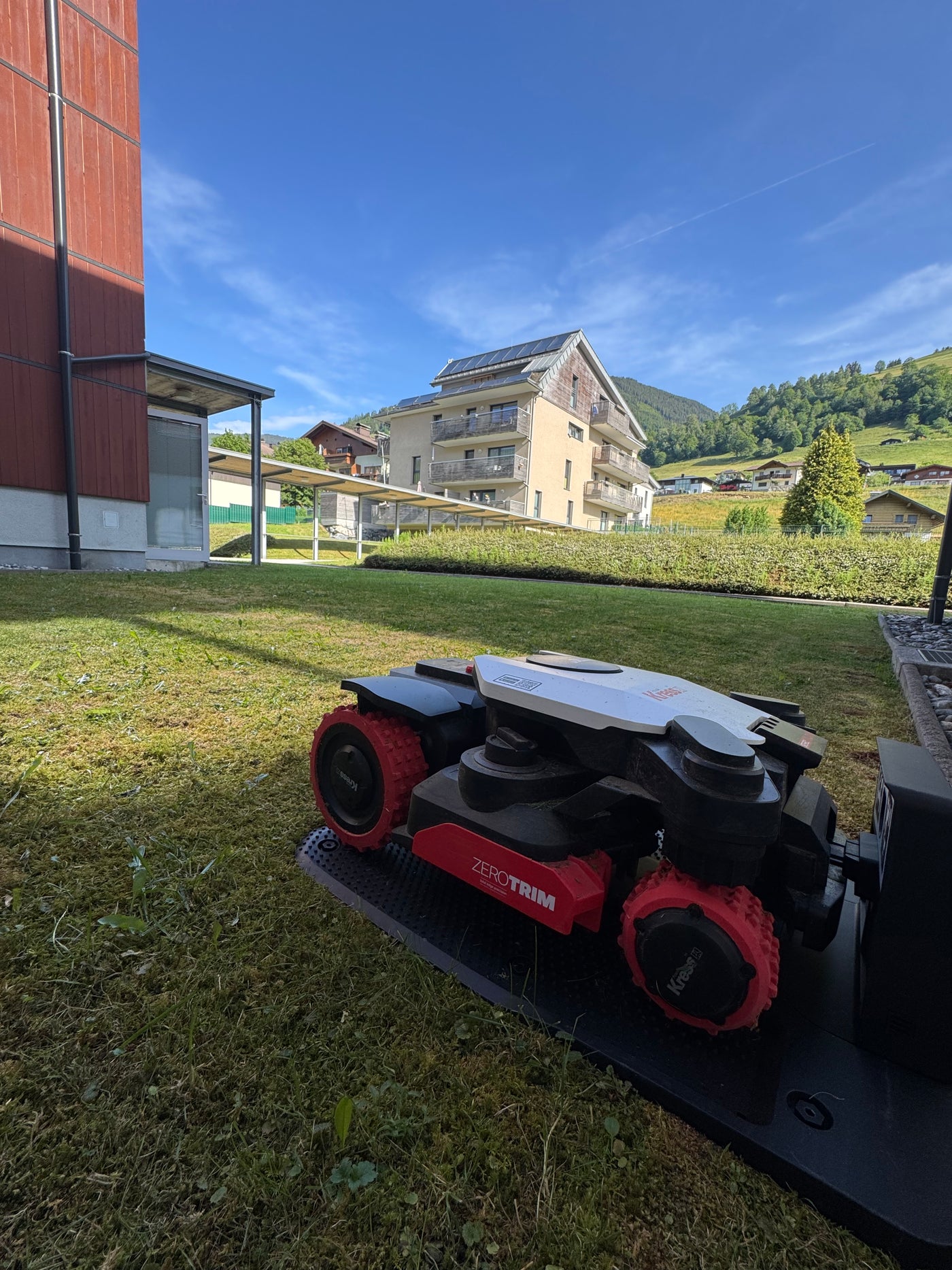 Kress Mähroboter auf der kommunalen Grünfläche der Gemeinde Uttendorf