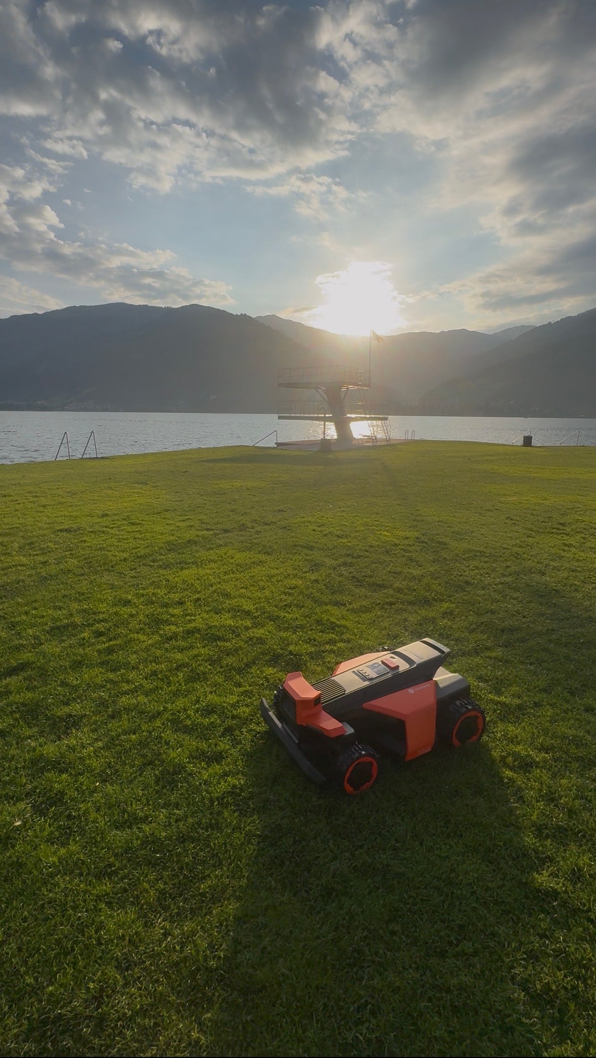 Segway Mähroboter auf einer Grünfläche der Strandbäder in Zell am See
